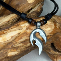 Handgemachte Leder Surferkette mit Anhänger Maori Tribal Flamme für Damen und Herren von HANA LIMA