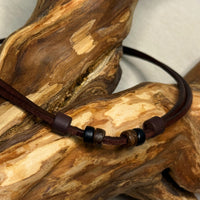 Handgefertigte braune Surferkette für Damen und Herren - Leder Halskette - Schmuck von HANA LIMA