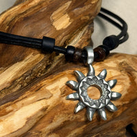 Handmade Lederkette Tribal Sonne für Damen und Herren - Surfer Halskette - Schmuck von HANA LIMA