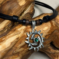 Handmade Lederkette Sonnensymbol mit Schmuckstein (Jade-farben) | HANA LIMA Damen & Herren Schmuck