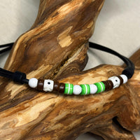 Verstellbare Leder Surferkette mit grünen Perlen für Damen und Herren - Schmuck von HANA LIMA