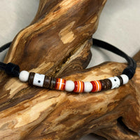 Verstellbare Leder Surferkette mit rot-gestreiften Perlen für Damen und Herren - Schmuck von HANA LIMA