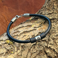 Handmade Sternzeichen Löwe Leder Armband | Partnerarmband für Herren & Damen von HANA LIMA