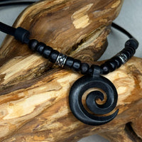 Handgemachte Surfer Lederkette Maori Koru Spirale Holz Schnitzerei für Damen & Herren von HANA LIMA