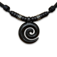 Handgefertige verstellbare Leder Halskette Maori Koru Spirale für Damen und Herren von HANA LIMA