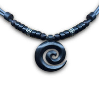 Handgefertige verstellbare Leder Halskette Maori Koru Spirale für Damen und Herren von HANA LIMA