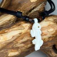 Handgemachte Surfer Lederkette Maori Knochen Schnitzerei Gecko für Damen und Herren von HANA LIMA