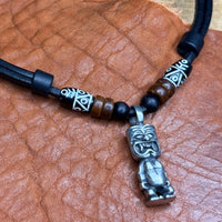 Handmade Surferkette mit Tiki Anhänger und gecarvten Perlen für Damen und Herren von HANA LIMA