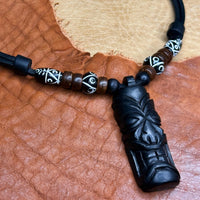Handmade Surferkette mit geschnitztem Tiki Anhänger aus Hartholz für Damen und Herren von HANA LIMA