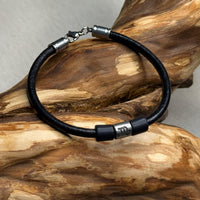 Verstellbares Sternzeichen Skorpion Leder Surfer Armband | Freundschaftsarmband von HANA LIMA