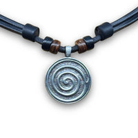 Handgefertige verstellbare Leder Halskette mit Spiral Motiv für Damen & Herren von HANA LIMA