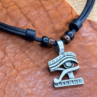 Schwarze handmade Surferkette mit verziertem Amulett Auge des Ra / Re | HANA LIMA Schmuck Ägypten