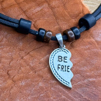 Schwarze handmade Surferkette mit Best-Friends-Herz BFF links | Damen & Herren | HANA LIMA Schmuck