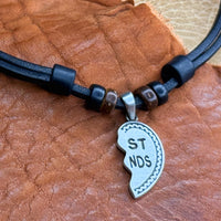 Schwarze handmade Surferkette mit Best-Friends-Herz BFF rechts | Damen & Herren | HANA LIMA Schmuck