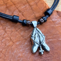 Schwarze handmade Surferkette mit Betende Hände Anhänger für Damen & Herren | HANA LIMA Schmuck
