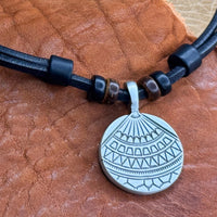 Handgemachte Surfer Lederkette Tribal Mandala Medaillon für Damen & Herren | Schmuck von HANA LIMA