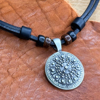 Schwarze handmade Surferkette mit verziertem Amulett Keltisches Schild | HANA LIMA Wikinger Schmuck