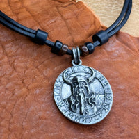 Schwarze handmade Surferkette mit Odin-Runen-Medaillon für Damen & Herren | HANA LIMA Wikinger Kette