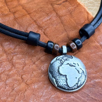 Schwarze handmade Surferkette mit One World Weltkugel Anhänger | Damen & Herren | HANA LIMA Schmuck