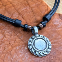 Handgemachte Surfer Lederkette mit Sonnen-Medaillon für Damen und Herren | Schmuck von HANA LIMA