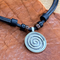 Schwarze handmade Surferkette mit Spirale Anhänger für Damen & Herren | HANA LIMA Schmuck