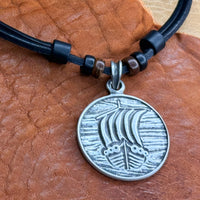 Schwarze handmade Surferkette mit Wikingerschiff Anhänger | Damen & Herren | HANA LIMA Kelten Kette
