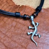 Schwarze handmade Surferkette mit Gecko (Eidechse) Anhänger für Damen & Herren | HANA LIMA Schmuck