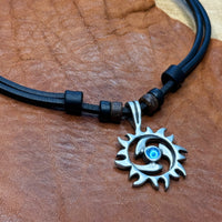 Handgefertigte Surferkette Tribal Sonne mit blauem Schmuckstein für Damen & Herren von HANA LIMA