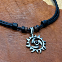 Handgefertigte Surferkette Tribal Sonne mit schwarzem Schmuckstein für Damen & Herren von HANA LIMA