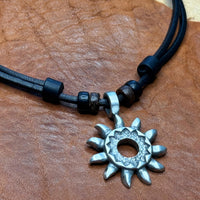Handgefertigte Surferkette Tribal Sonne für Damen und Herren - Leder Halskette - HANA LIMA Schmuck
