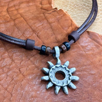 Handgefertigte Surferkette Tribal Sonne für Damen und Herren | Leder Halskette | HANA LIMA Schmuck