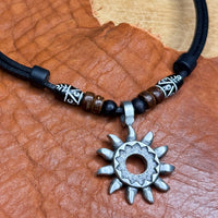Handgefertigte Surferkette Tribal Sonne für Damen und Herren | Leder Halskette | HANA LIMA Schmuck