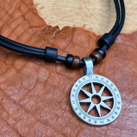 Schwarze handmade Surferkette mit Anhänger Kompass/Windrose | Kelten & Wikinger Schmuck | HANA LIMA