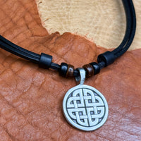 Schwarze handmade Surferkette mit Schildknoten Anhänger | Kelten & Wikinger Schmuck | HANA LIMA