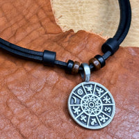 Schwarze handmade Surferkette mit astrologischen Symbolen | Kelten & Wikinger Schmuck | HANA LIMA
