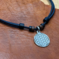 Handmade Leder Surferkette mit Lebensblume Ornament Anhänger - Esoterischer Schmuck von HANA LIMA