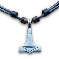 Handgefertige Leder Halskette mit Thorshammer Mjölnir Anhänger für Damen und Herren von HANA LIMA
