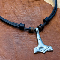 Handmade Leder Surferkette mit Thorshammer Mjölnir Anhänger - Wikinger/Kelten Schmuck von HANA LIMA