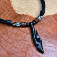 Handmade Surferkette mit Tribal Hei Matau Maori Anhänger aus Holz für Damen & Herren von HANA LIMA