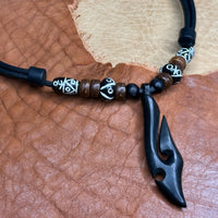 Handmade Surferkette mit Tribal Hei Matau Maori Anhänger aus Holz für Damen & Herren von HANA LIMA