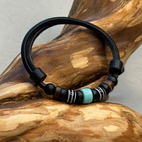 Verstellbares Leder Surferarmband mit türkiser Glasperle für Damen und Herren - HANA LIMA Schmuck