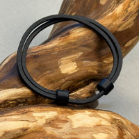 Verstellbares Boho Leder Partnerarmband schlicht schwarz | Damen & Herren | HANA LIMA Surf Schmuck