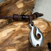 Schwarze handgemachte Surfer Leder Halskette Maori Hei Matau Fishhook | Damen & Herren | HANA LIMA