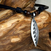 Schwarze handgemachte Surferkette mit Surfboard Motiv für Männer & Frauen | Lederkette | HANA LIMA
