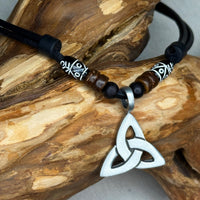 Schwarze handgemachte Leder Surferkette Triqueta-/Trinity-Knoten für Männer & Frauen von HANA LIMA