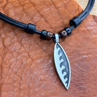 Handmade Leder Surferkette mit Anhänger Surfboard für Männer & Frauen | Surf Halskette | HANA LIMA