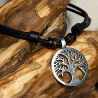 Handmade Surferkette Lebensbaum Anhänger für Männer & Frauen | HANA LIMA Lederkette Tree of Life