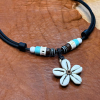 Schwarze handmade Leder Surferkette mit Muschelblume, türkisen Glas Perlen und Fishbones | HANA LIMA