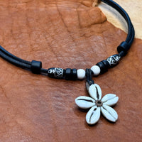 Schwarze handmade Surferkette mit Muschelblume für Männer & Frauen | HANA LIMA Leder Halskette