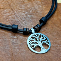 Schwarze handmade Surferkette Tree of Life für Männer & Frauen | HANA LIMA Leder Halskette Lebensbaum